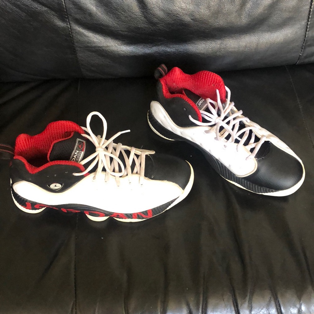 Jordan shoes black and white size 11 team Jordan